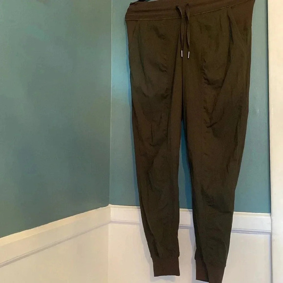 Lululemon army green- light weight jogger - front pockets- drawstring - size 6 - Picture 1 of 7